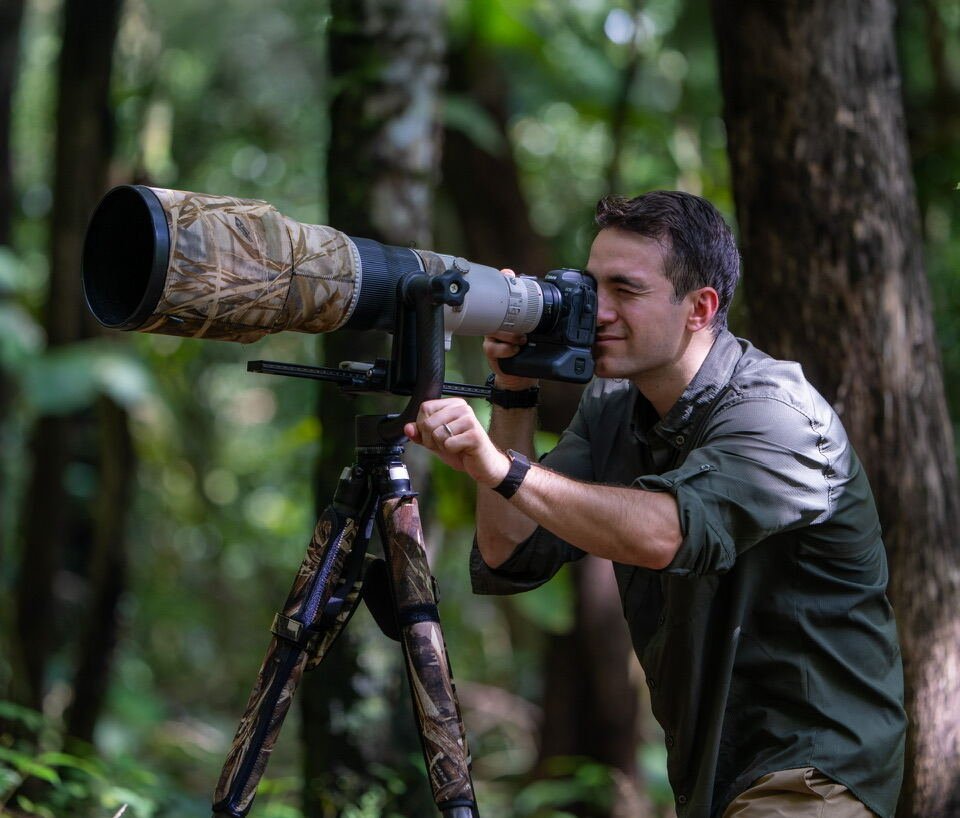 Enrique Recuenco fotografiando fauna con teleobjetivo en la selva de Costa Rica